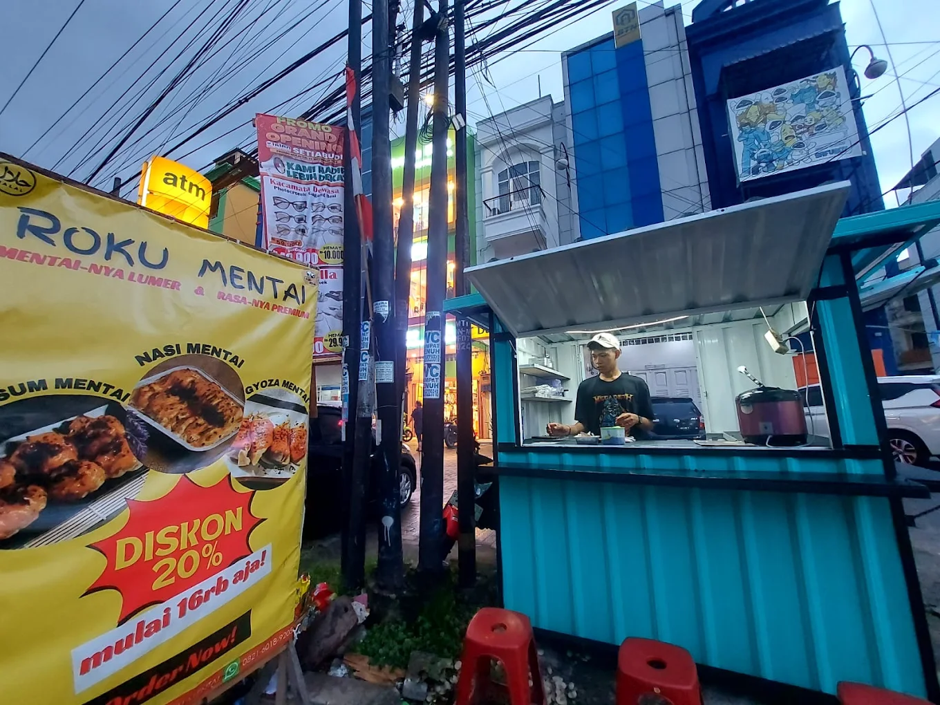 Dimsum mentai dibakar torch di gerobak pinggir jalan