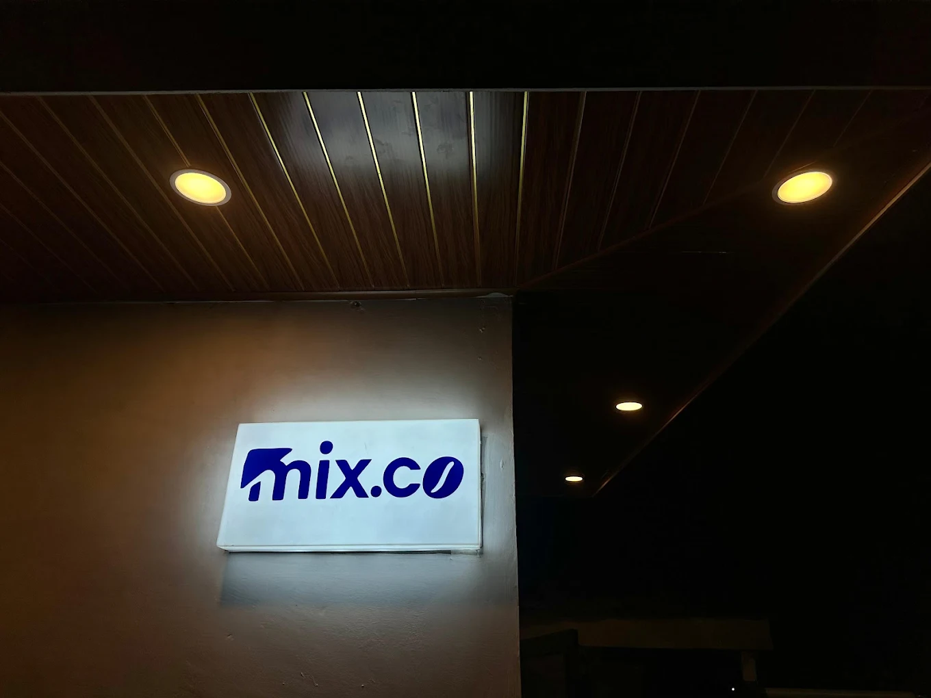 Suasana cozy di mix.co coffee shop
